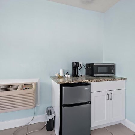 Partial Ocean View Hotel Room- King Bed #1 Fort Pierce Buitenkant foto