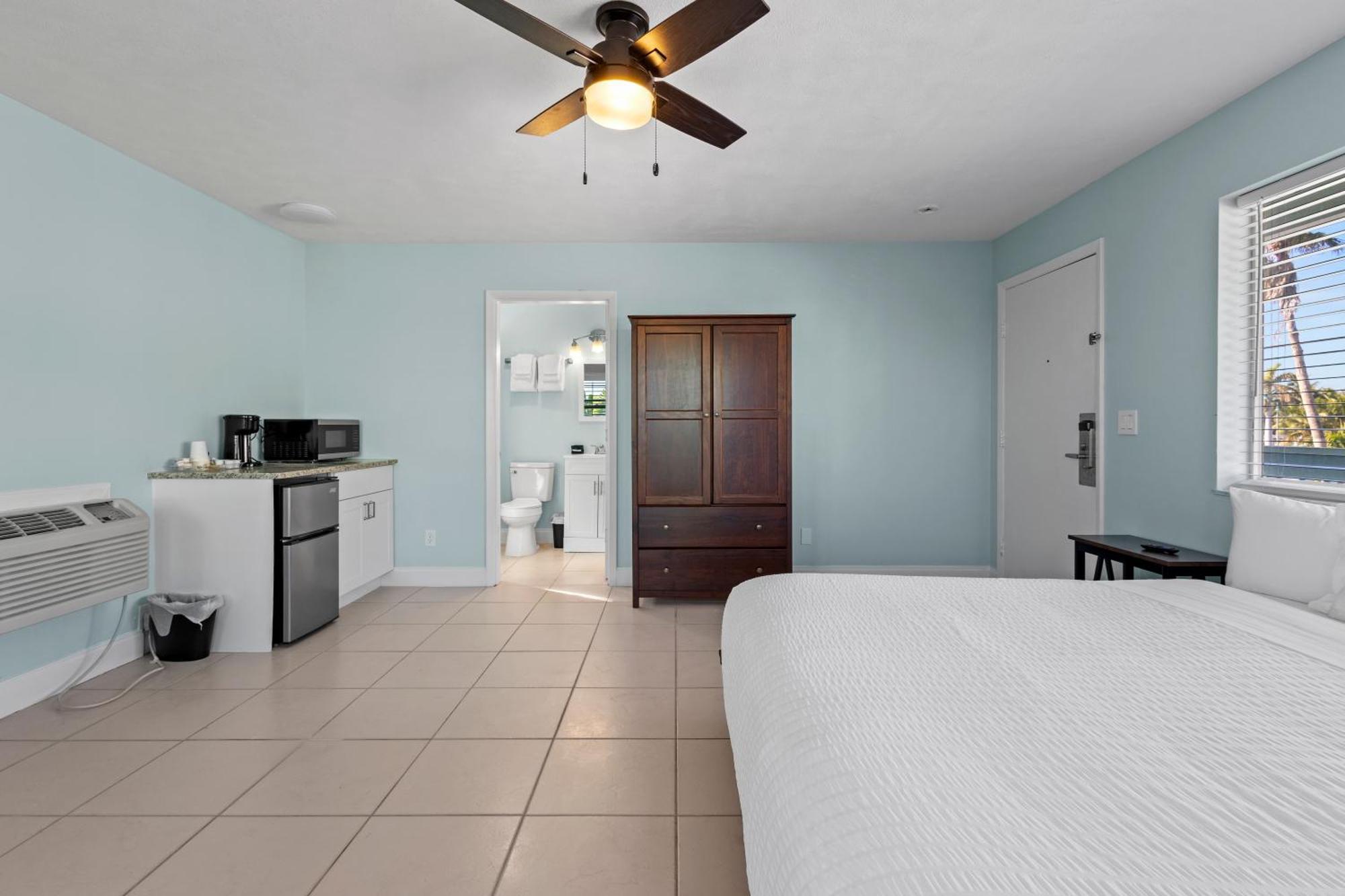 Partial Ocean View Hotel Room- King Bed #1 Fort Pierce Buitenkant foto