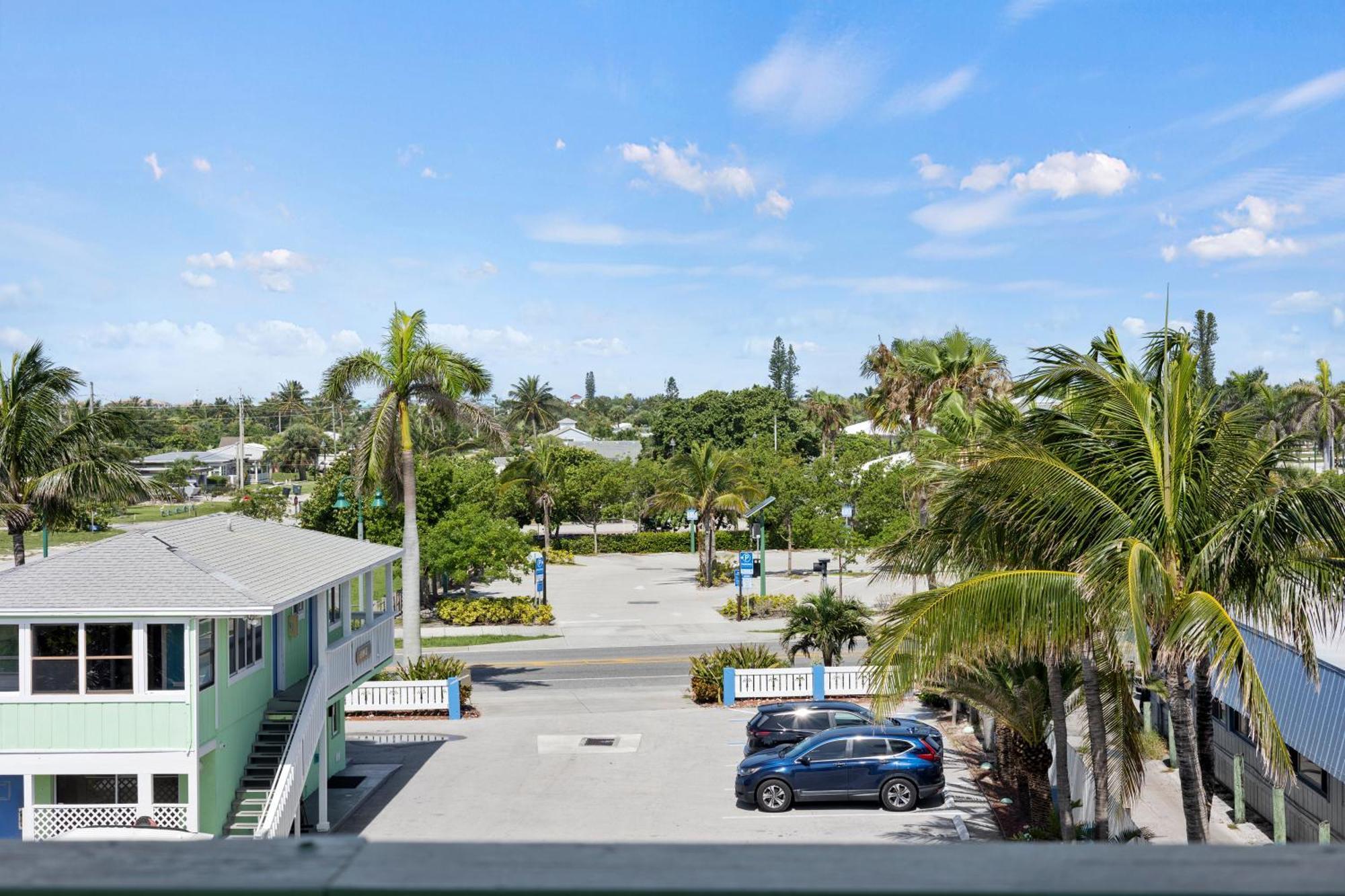 Partial Ocean View Hotel Room- King Bed #1 Fort Pierce Buitenkant foto
